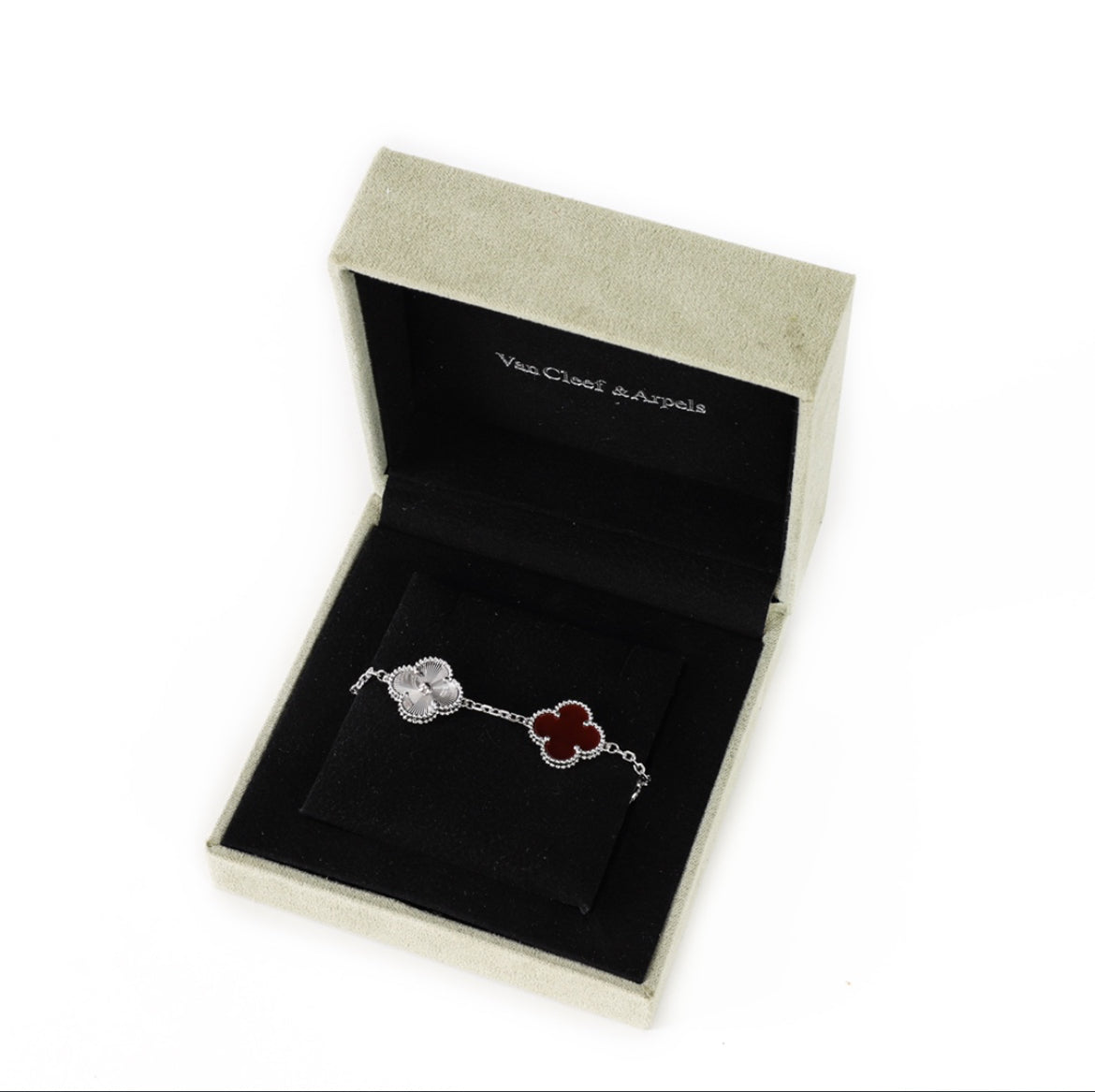 Pulsera Van Cleef & Arpels de la colección Vintage Alhambra con 5 motivos de trébol